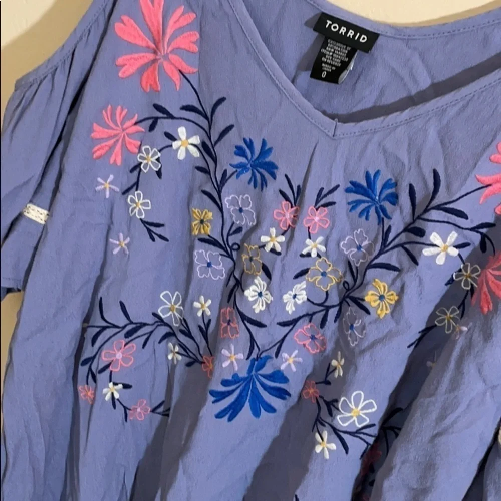 Torrid 0 EMBROIDERED LACE INSET COLD SHOULDER TOP - Picture 6 of 9